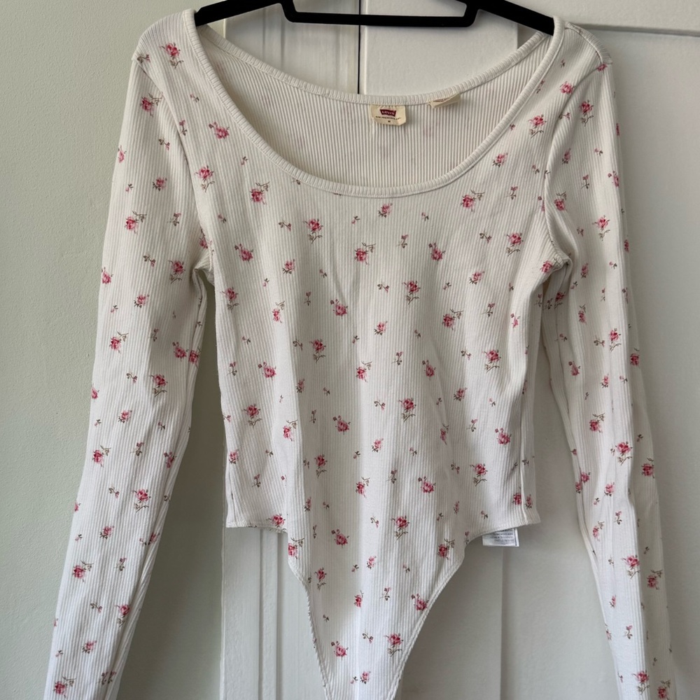 Super sweet, white and pink floral bodysuit 🌸 Levi's 🌸